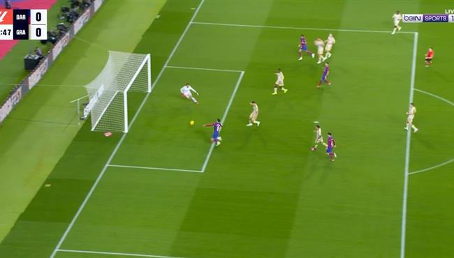 ليفاندوفسكي كاد ان يسجل هدف في مرمي غرناطة بالدوري الاسباني