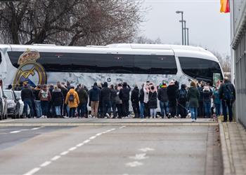 حافلة ريال مدريد تتعرض لحادث قبل مواجهة لايبزيج في دوري أبطال أوروبا