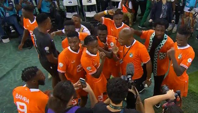 احتفال دروجبا مع لاعبي كوت ديفوار بعد التتويج بكأس امم افريقيا 2023