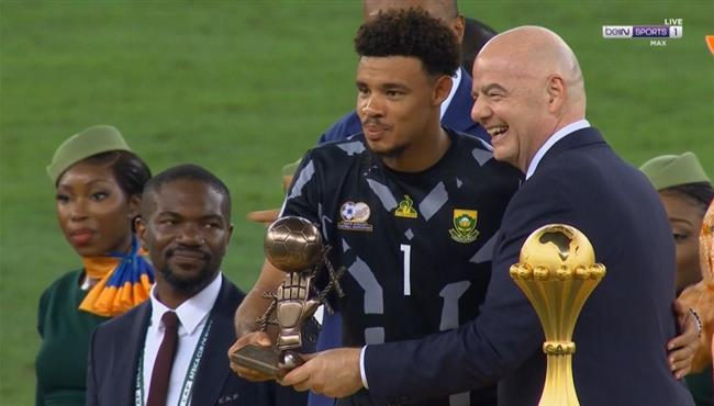 لحظة تتويج ويليامز بجائزة افضل حارس ببطولة كاس امم افريقيا
