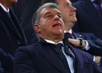 ذا صن لابورتا مهووس بتعاقد برشلونة مع مدرب مانشستر يونايتد السابق لخلافة تشافي