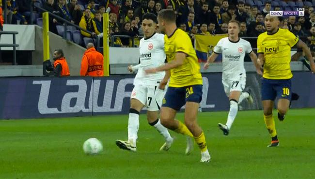 بمشاركة عمر مرموش هدف اينتراخت فرانكفورت الثاني في مرمي سانت جيلواز