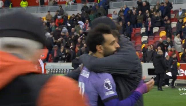 تحيه وعناق خاص من يورجن كلوب لـ محمد صلاح بعد نهاية مباراة ليفربول وبرينتفورد