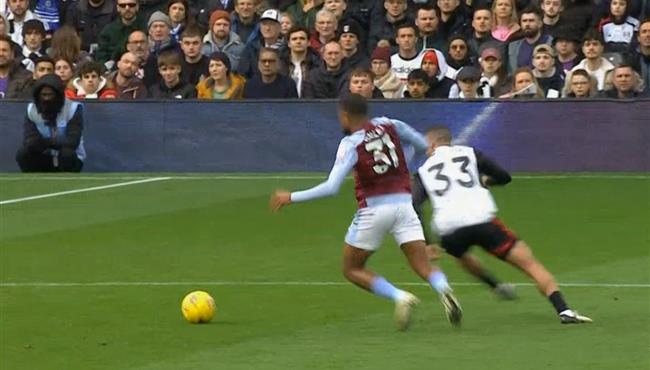 علي طريقة الكبار ليون بايلي يتلاعب بمدافع فولهام والعارضة تمنعه من هدف عالمي لـ استون فيلا