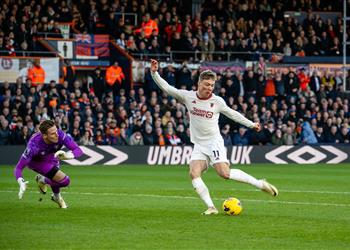 فيديو هويلاند يقود مانشستر يونايتد للفوز على لوتون تاون في الدوري الإنجليزي