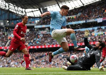 أليسون يصارع الزمن للحاق بمباراة ليفربول ومانشستر سيتي في الدوري الإنجليزي