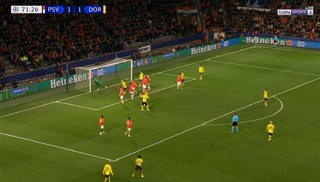 ماريوس وولف كاد ان يسجل هدف خرافي بالكعب امام ايندهوفن بدوري ابطال اوروبا