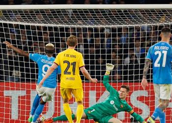 فيديو أوسيمين يسجل هدف تعادل نابولي أمام برشلونة