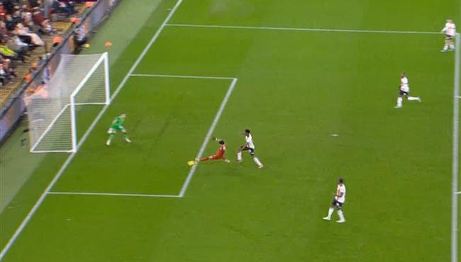 فرصة خطيرة من ليفربول علي مرمي لوتون تاون يهدرها لويس دياز