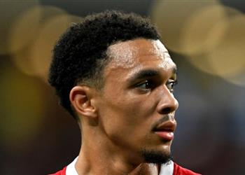 أرنولد يختار الأفضل بين محمد صلاح وهاري كين ويفضل ميسي على رونالدو