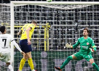 فيديو بمشاركة عمر مرموش فرانكفورت يخسر أمام سانت جيلواز ويودع دوري المؤتمر الأوروبي