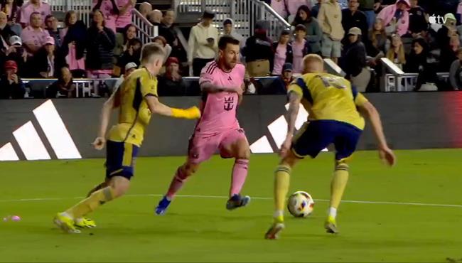 ميسي يتلاعب بمدافعي ريال سالت ليك بلمسه فنيه رائعة في الدوري الامريكي