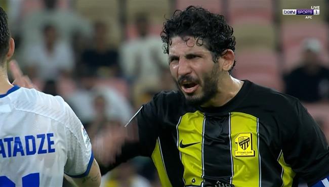 لاعبو اتحاد جدة يطالبون بركلة جزاء امام نافباخور ورد فعل احمد حجازي علي قرار الحكم