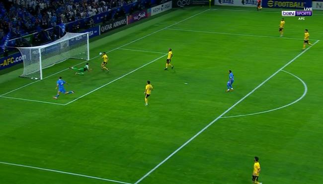 مدافع سباهان اصفهان ينقذ مرماه من هدف للهلال بدوري ابطال اسيا