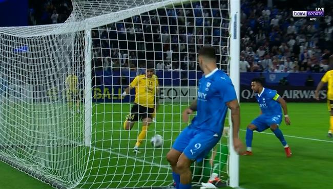 مدافع سباهان اصفهان يمنع هدف محقق للهلال من علي خط المرمي