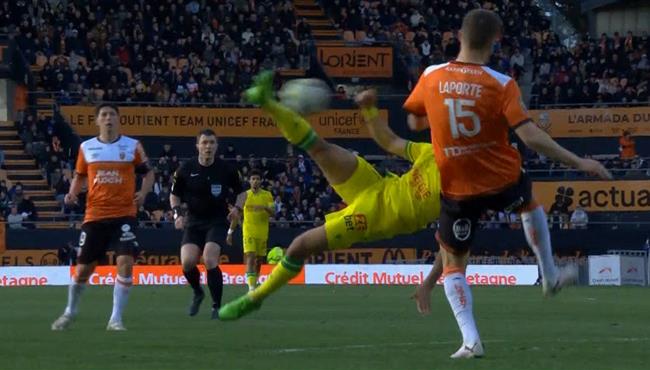مصطفي محمد كاد ان يسجل هدف مقصيه خرافي امام لوريان في الدوري الفرنسي