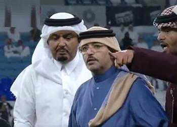 بالفيديو أزمة في الدوري القطري رئيس الوكرة يقتحم الملعب بسبب ركلة جزاء حمدي فتحي
