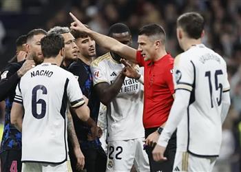 فيديو الفار يلغي هدف ريال مدريد الأول أمام إشبيلية وأنشيلوتي يتلقى بطاقة صفراء