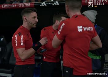 فيديو استبدال حكم مباراة ريال مدريد وإشبيلية في الدوري الإسباني بعد إصابته