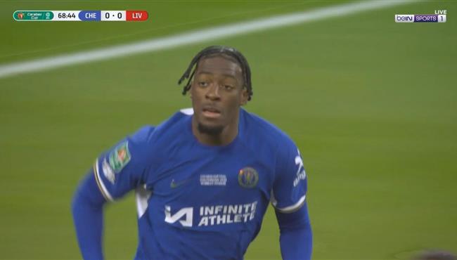 ديساسي يهدر هدف محقق بطريقة غريبة امام ليفربول بنهائي كأس الرابطة الانجليزية