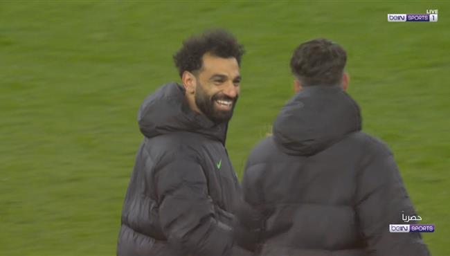 فرحة محمد صلاح مع اللاعبين بعد الفوز بكاس الرابطة الانجليزية