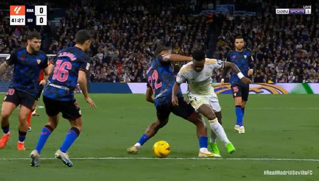 فينيسيوس جونيور يتلاعب بمدافعي اشبيلية بالدوري الاسباني