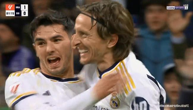 هدف لوكا مودريتش الرائع في مرمي اشبيلية بالدوري الاسباني