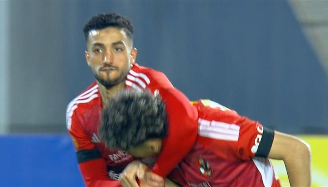 لقطة امام عاشور ومحمد عبد المنعم الطريفه في مباراة الاهلي وبلدية المحلة