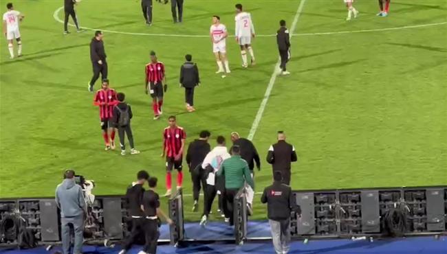 شيكابالا يحتفل مع اللاعبيين بعد الفوز علي الداخلية بالدوري المصري