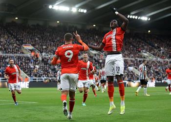 فيديو نيوكاسل يفلت من الهزيمة على ملعبه بتعادل مثير مع لوتون تاون في مباراة الـ8 أهداف