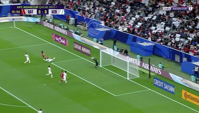 تصدي حارس اوزبكستان يحرم اكرم عفيف من تسجيل هدف اول لقطر بكاس اسيا