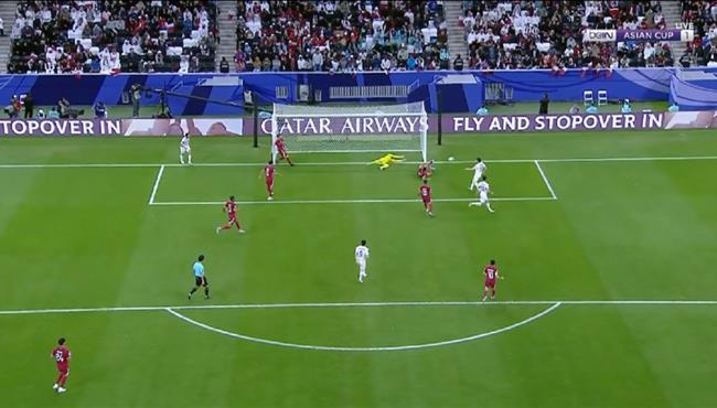 حارس مرمي قطر والمدافع ينقذان مرماهم من هدف محقق لاوزبكستان في كاس اسيا
