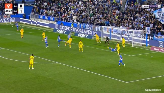 لاعب ديبورتيفو الافيس يهدر فرصة هدف امام برشلونة بالدوري الاسباني
