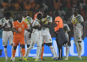 مدافع مالي الحكم المصري ساعد كوت ديفوار كثير ا للفوز