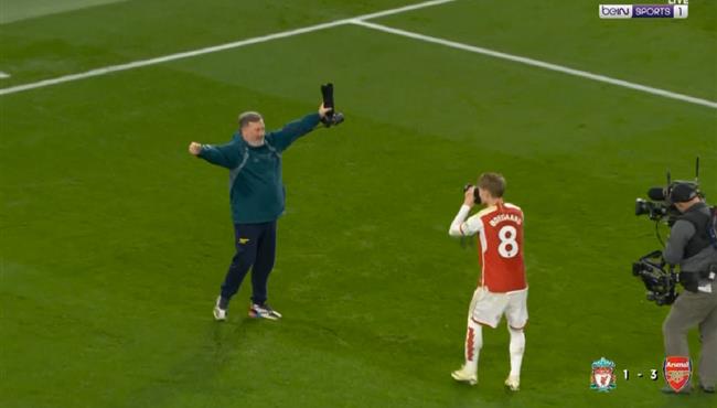 لقطة أوديجارد الرائعة مع المصور بعد مباراة ليفربول وارسنال