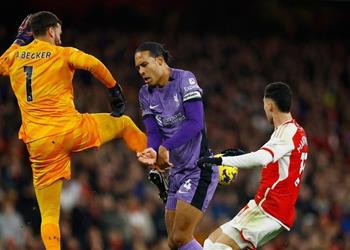 روي كين يسخر من فان دايك بعد خطئه الفادح أمام آرسنال