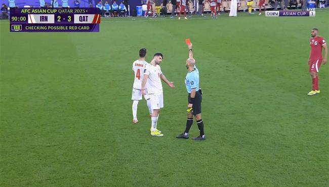 طرد شجاع خليل زاده في مباراة قطر وايران بنصف نهائي كأس اسيا
