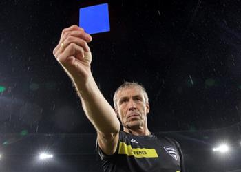 البطاقة الزرقاء قانون جديد في مباريات كرة القدم