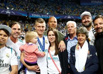 والدة توني كروس تعلق على مصيره مع ريال مدريد قرار صعب