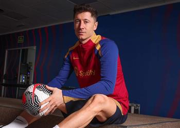 ليفاندوفسكي يوضح موقفه من البقاء في برشلونة ويعلق على خليفة تشافي