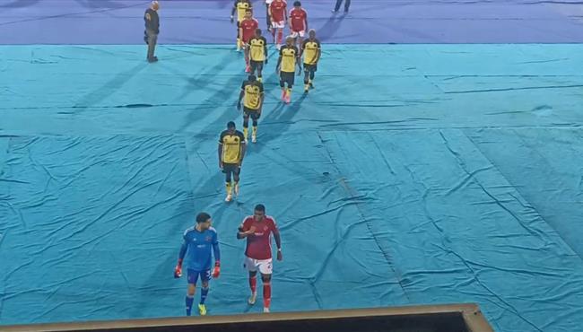 حديث جانبى بين موديست وشوبير عقب انتهاء الشوط الأول من مباراة الاهلي ويانج افريكانز