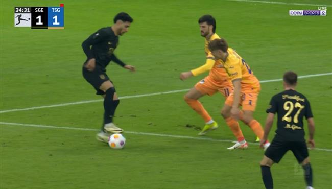 بعد التلاعب بمدافعي هوفنهايم عمر مرموش يهدر فرصة هدف بالدوري الالماني