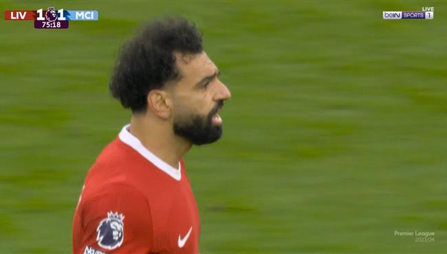 محمد صلاح يسقط بعد تدخل عنيف من ووكر ولاعبو مانشستر سيتي يرفضون اخراج الكرة