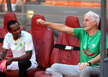 مدرب جنوب إفريقيا يكشف سبب استبعاد بيرسي تاو من معسكر مارس