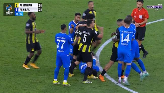 مشادة قوية في مباراة الهلال والاتحاد بدوري ابطال اسيا