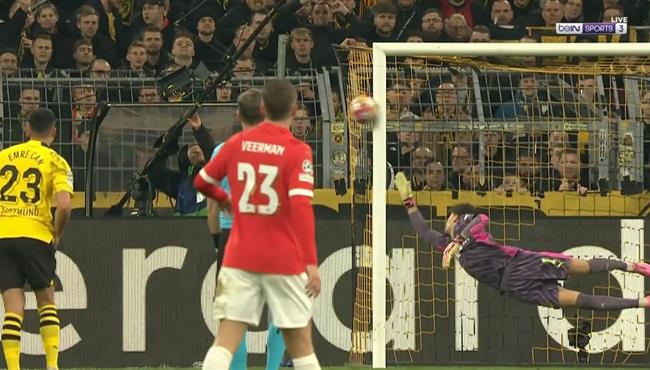 القائم يحرم ايندهوفن من تسجيل هدف امام بوروسيا دورتموند