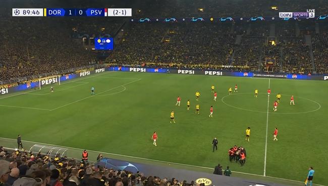 اقتحام احد الجماهير ملعب مباراة بوروسيا دورتموند وايندهوفين في دوري ابطال اوروبا