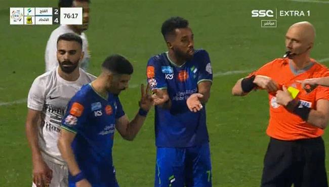 طرد مد الله العليان في مباراة الاتحاد والفتح بالدوري السعودي