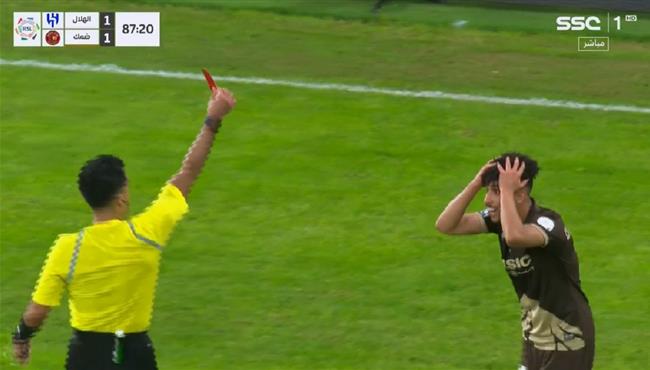طرد ضاري سيار العنزي في مباراة الهلال وضمك بالدوري السعودي