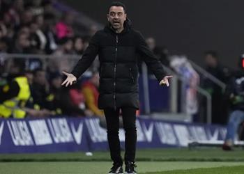 تشافي يتلقى بطاقة حمراء في مباراة برشلونة وأتلتيكو مدريد